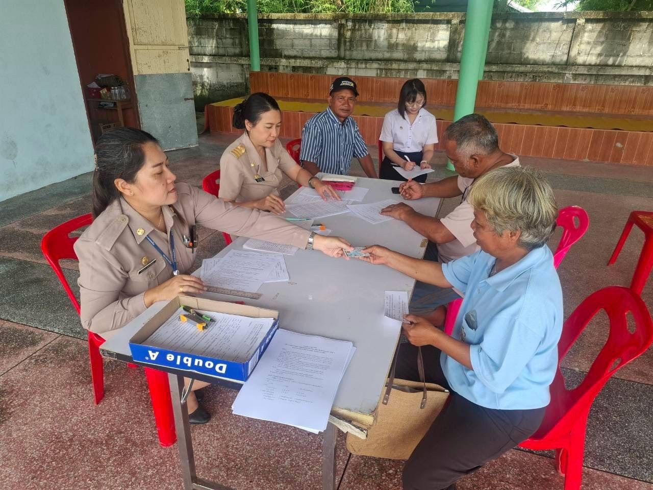 ลงพื้นที่หมู่บ้าน  เพื่อให้บริการและอำนวยความสะดวกให้กับผู้สูงอายุรายใหม่